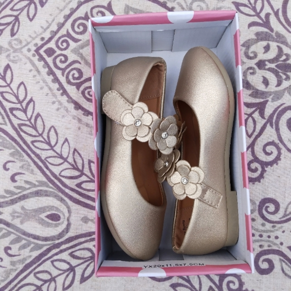 Child dress shoes. Gold size 9
